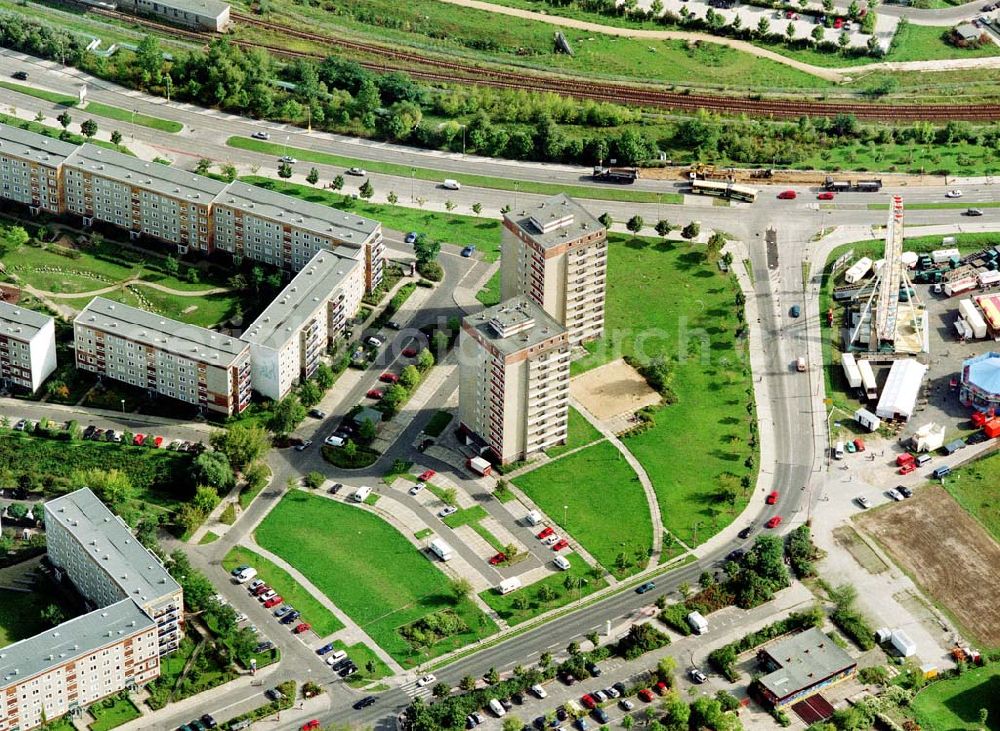 Aerial image Berlin - Hellersdorf - Gebäude des ehem. Bezirksamtes von Hellersdorf - heute Wohnanlagen der MÜBAU an der Hellersdorfer Straße in Berlin - Hellersdorf.