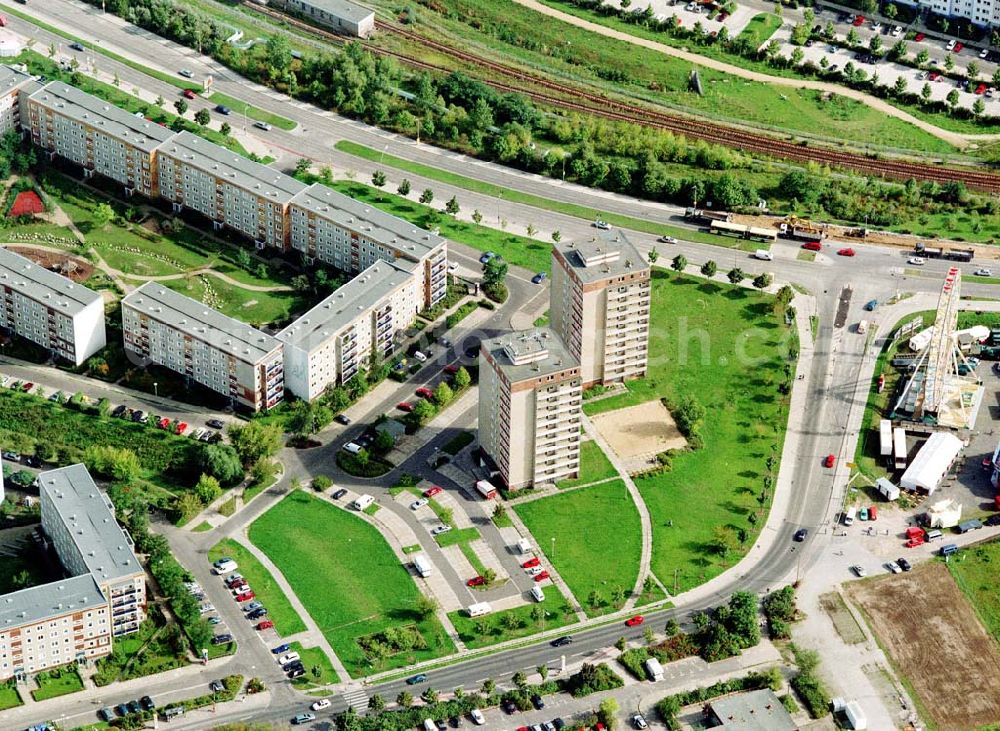 Aerial photograph Berlin - Hellersdorf - Gebäude des ehem. Bezirksamtes von Hellersdorf - heute Wohnanlagen der MÜBAU an der Hellersdorfer Straße in Berlin - Hellersdorf.