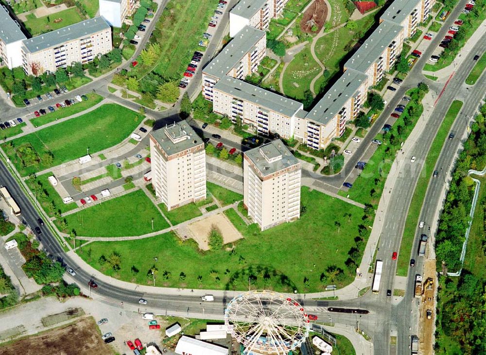 Aerial image Berlin - Hellersdorf - Gebäude des ehem. Bezirksamtes von Hellersdorf - heute Wohnanlagen der MÜBAU an der Hellersdorfer Straße in Berlin - Hellersdorf.