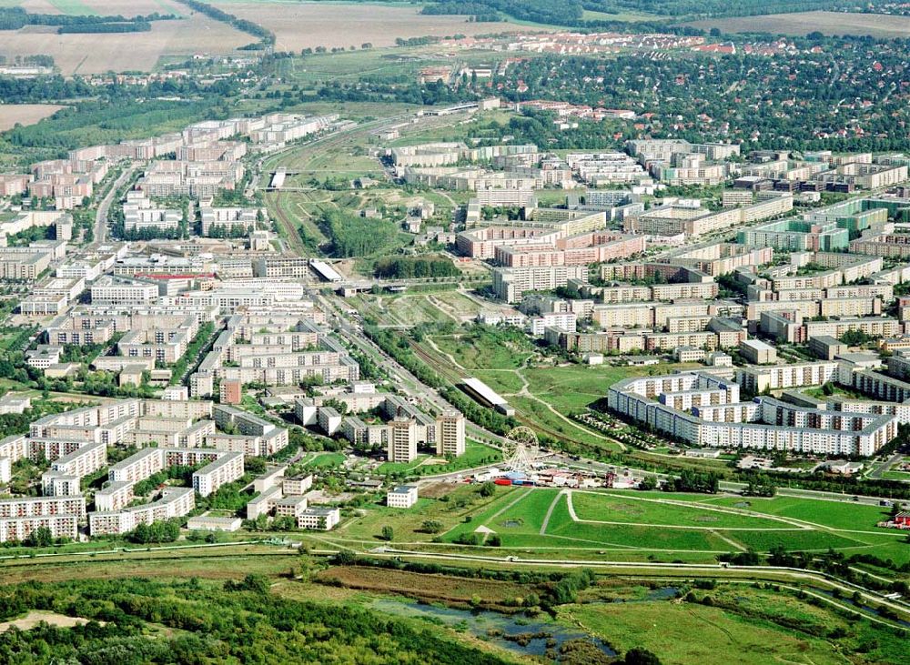 Aerial photograph Berlin - Hellersdorf - Gebäude des ehem. Bezirksamtes von Hellersdorf - heute Wohnanlagen der MÜBAU an der Hellersdorfer Straße in Berlin - Hellersdorf.