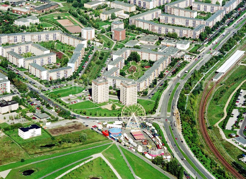 Berlin - Hellersdorf from above - Gebäude des ehem. Bezirksamtes von Hellersdorf - heute Wohnanlagen der MÜBAU an der Hellersdorfer Straße in Berlin - Hellersdorf.