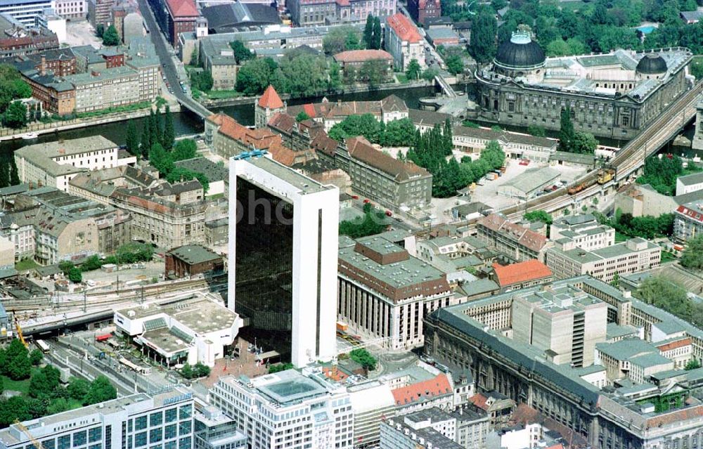 Aerial photograph Berlin - Gebäude des ehem. IHZ am Bhf. Friedrichstraße.