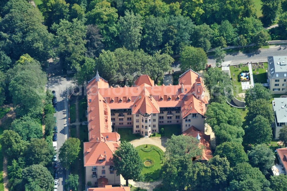 Aerial photograph Potsdam - Blick auf das Gebäude des ehem. KGB Hauptquartier Potsdam an der Leistikowstrasse / Am Neuen Garten in Potsdam. Der Brandenburgische Landesbetrieb für Liegenschaften und Bauen (BLB) hatte den Ausbau des ehemaligen KGB-Gefängnisses in Potsdam zu einer Gedenk- und Begegnungsstätte übernommen, da der heutige Eigentümer, die evangelische Kirche, die Mittel zum Umbau als Gedenkstätte nicht aufbringen konnte. Building of the former KGB headquarters Potsdam.