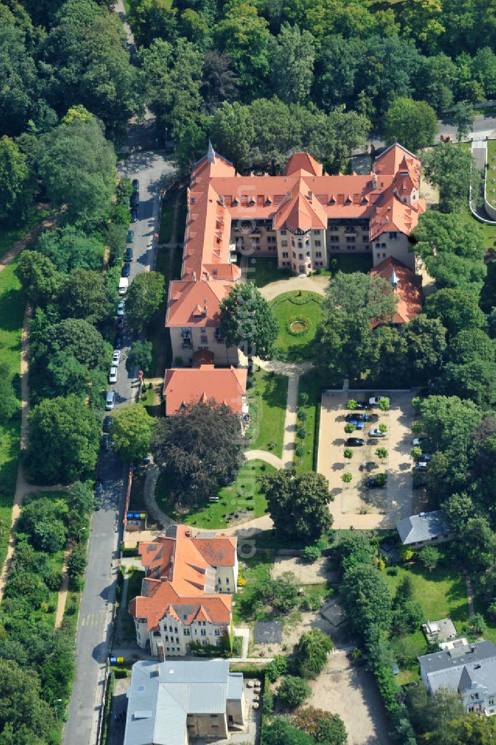 Potsdam from the bird's eye view: Blick auf das Gebäude des ehem. KGB Hauptquartier Potsdam an der Leistikowstrasse / Am Neuen Garten in Potsdam. Der Brandenburgische Landesbetrieb für Liegenschaften und Bauen (BLB) hatte den Ausbau des ehemaligen KGB-Gefängnisses in Potsdam zu einer Gedenk- und Begegnungsstätte übernommen, da der heutige Eigentümer, die evangelische Kirche, die Mittel zum Umbau als Gedenkstätte nicht aufbringen konnte. Building of the former KGB headquarters Potsdam.