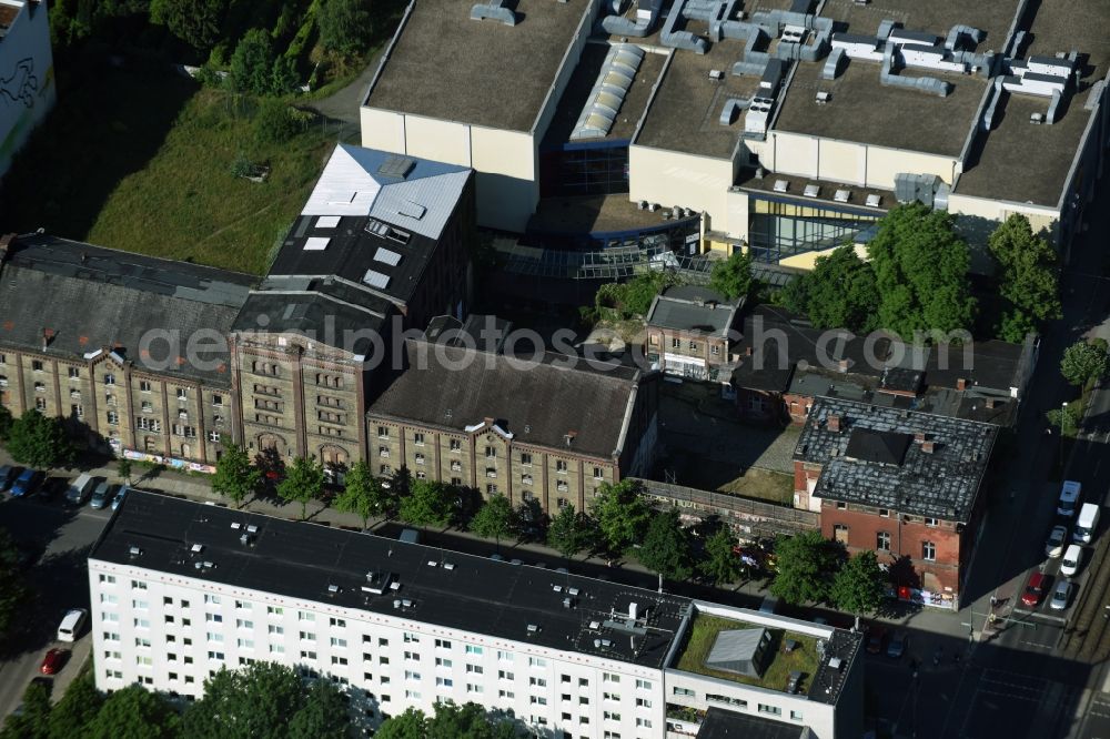 Aerial photograph Berlin - Buildings of the former brewery Friedrichshoehe at Richard-Sorge-street in the district Friedrichshain in Berlin