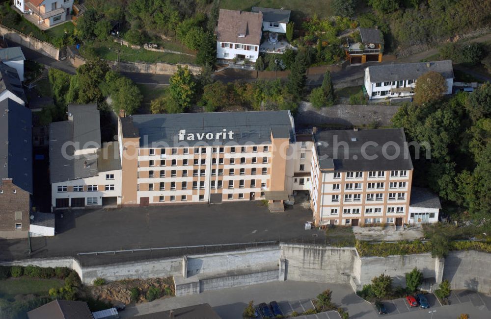 Kirn from above - Blick auf die Gebäude der ehemaligen Firma Favorit in Kirn, Rheinland - Pfalz. Der Standort des früheren Unternehmens Favorit befindet sich im Hülsbachweg. Nach Schließung der Firma stehen die Gebäude leer und bieten Platz für ansiedlungswillige Unternehmen.