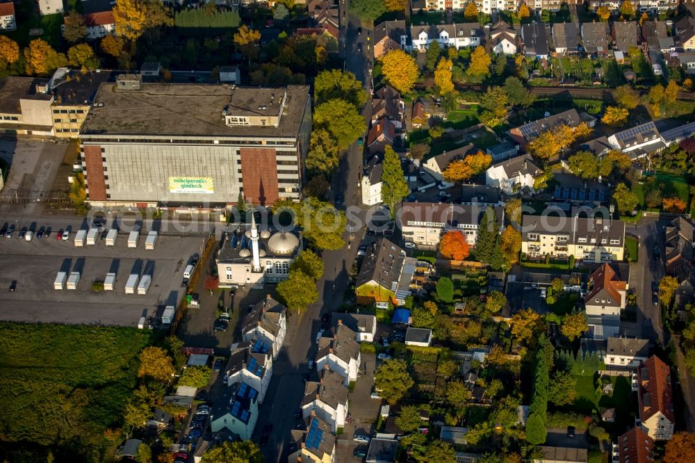 Gladbeck from above - Building of the former furniture store Moebelparadies and mosque on Wielandstrasse in Gladbeck in the state of North Rhine-Westphalia. The empty building and the mosque with its minarett are surrounded by residential buildings and autumnal parks