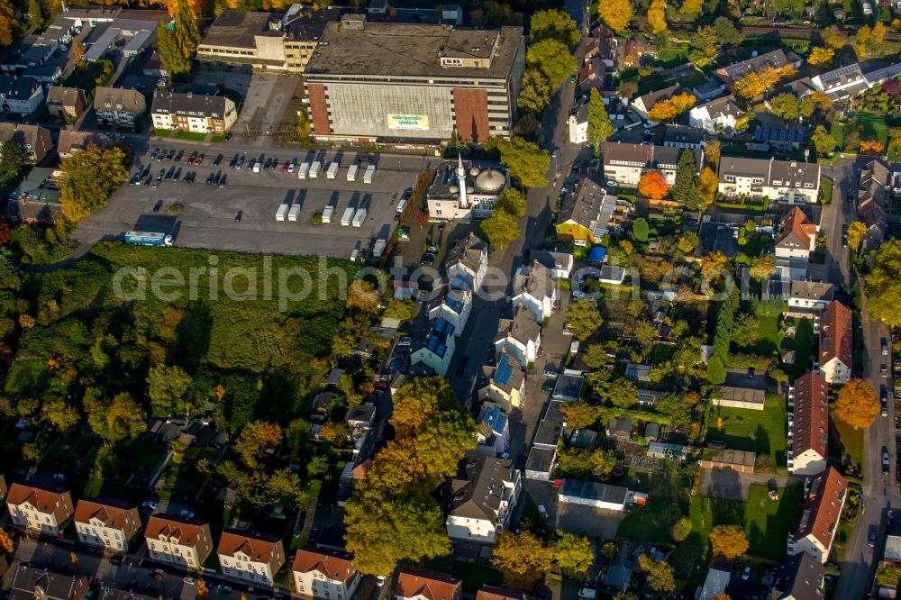 Gladbeck from the bird's eye view: Building of the former furniture store Moebelparadies and mosque on Wielandstrasse in Gladbeck in the state of North Rhine-Westphalia. The empty building and the mosque with its minarett are surrounded by residential buildings and autumnal parks