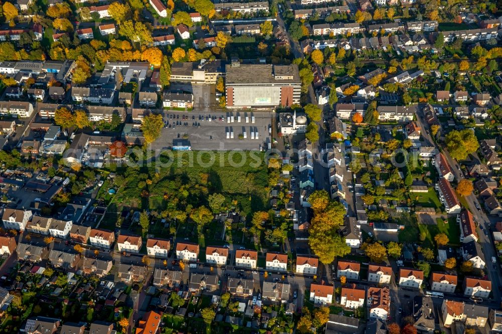 Aerial image Gladbeck - Building of the former furniture store Moebelparadies and mosque on Wielandstrasse in Gladbeck in the state of North Rhine-Westphalia. The empty building and the mosque with its minarett are surrounded by residential buildings and autumnal parks