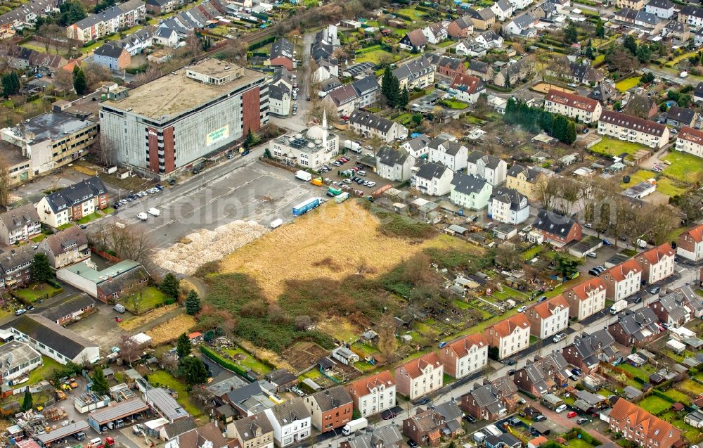 Aerial image Gladbeck - Building of the former furniture store Moebelparadies and mosque on Wielandstrasse in Gladbeck in the state of North Rhine-Westphalia. The empty building and the mosque with its minarett are surrounded by residential buildings and autumnal parks