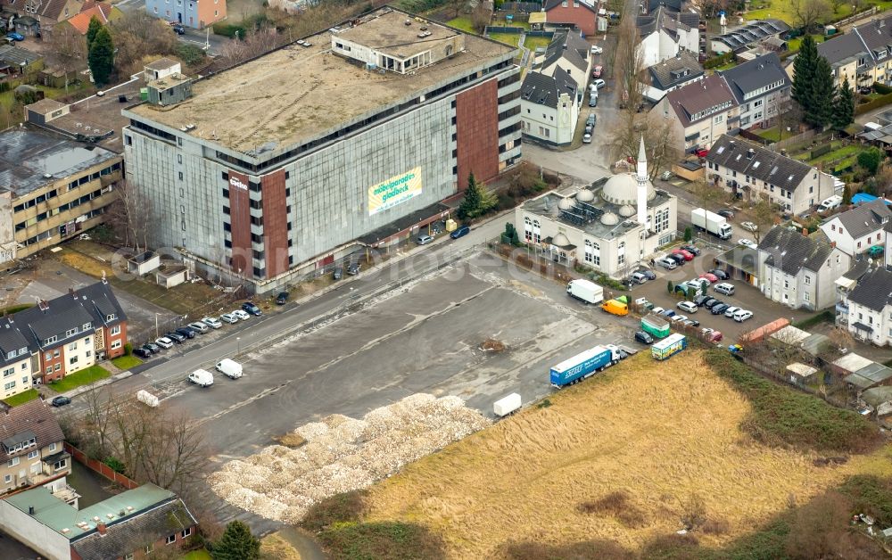 Aerial photograph Gladbeck - Building of the former furniture store Moebelparadies and mosque on Wielandstrasse in Gladbeck in the state of North Rhine-Westphalia. The empty building and the mosque with its minarett are surrounded by residential buildings and autumnal parks