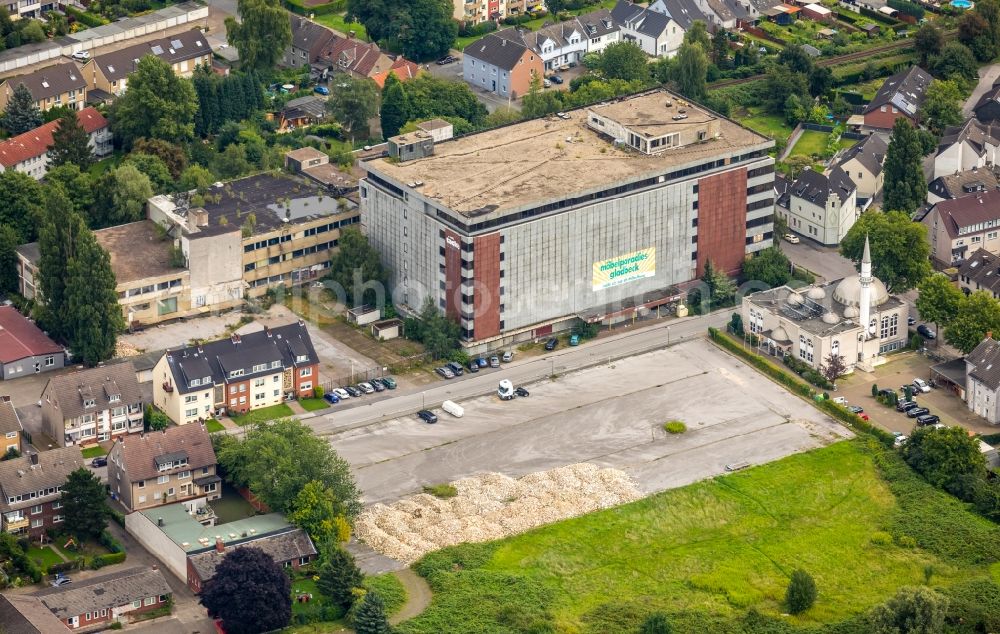 Gladbeck from the bird's eye view: Building of the former furniture store Moebelparadies and mosque on Wielandstrasse in Gladbeck in the state of North Rhine-Westphalia. The empty building and the mosque with its minarett are surrounded by residential buildings and autumnal parks