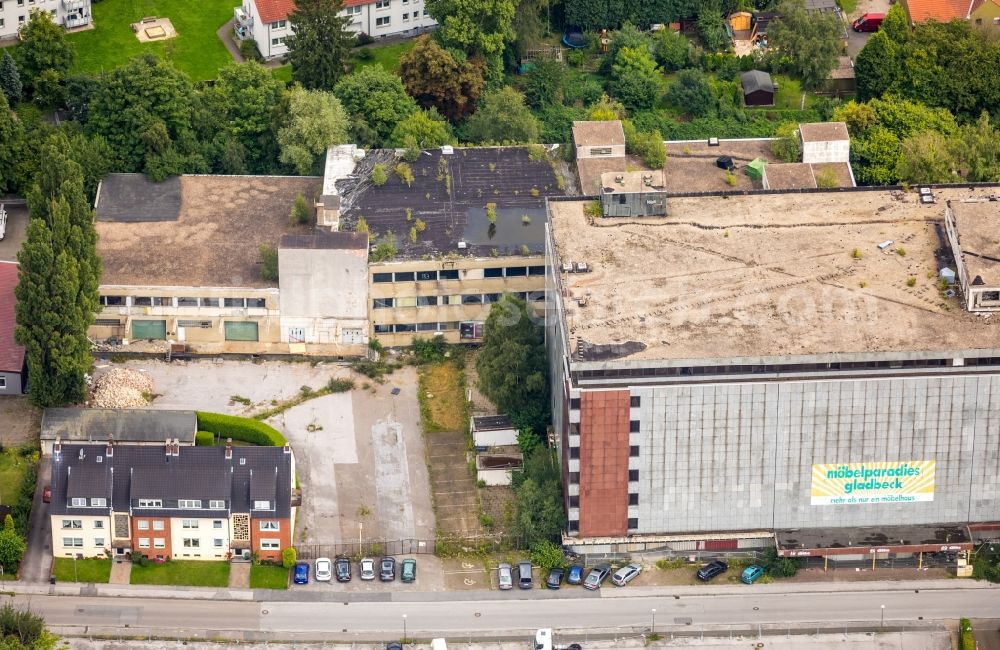 Aerial image Gladbeck - Building of the former furniture store Moebelparadies and mosque on Wielandstrasse in Gladbeck in the state of North Rhine-Westphalia. The empty building and the mosque with its minarett are surrounded by residential buildings and autumnal parks