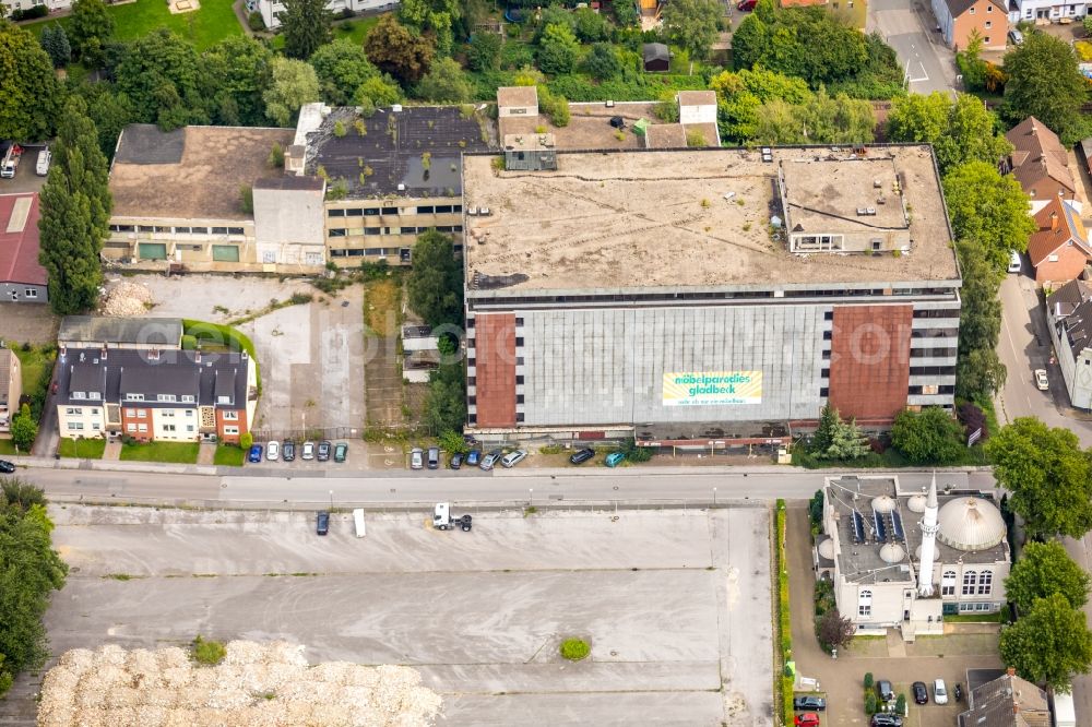 Aerial photograph Gladbeck - Building of the former furniture store Moebelparadies and mosque on Wielandstrasse in Gladbeck in the state of North Rhine-Westphalia. The empty building and the mosque with its minarett are surrounded by residential buildings and autumnal parks