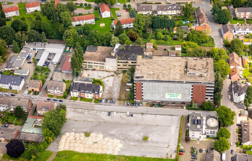 Gladbeck from above - Building of the former furniture store Moebelparadies and mosque on Wielandstrasse in Gladbeck in the state of North Rhine-Westphalia. The empty building and the mosque with its minarett are surrounded by residential buildings and autumnal parks