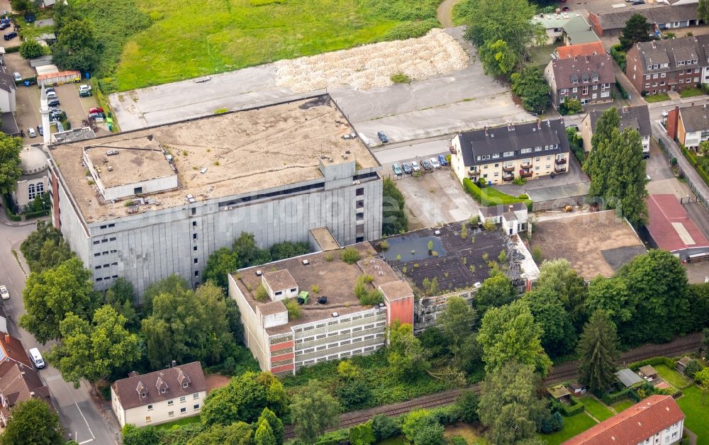 Gladbeck from the bird's eye view: Building of the former furniture store Moebelparadies and mosque on Wielandstrasse in Gladbeck in the state of North Rhine-Westphalia. The empty building and the mosque with its minarett are surrounded by residential buildings and autumnal parks