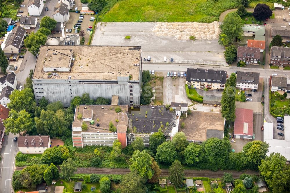 Aerial image Gladbeck - Building of the former furniture store Moebelparadies and mosque on Wielandstrasse in Gladbeck in the state of North Rhine-Westphalia. The empty building and the mosque with its minarett are surrounded by residential buildings and autumnal parks