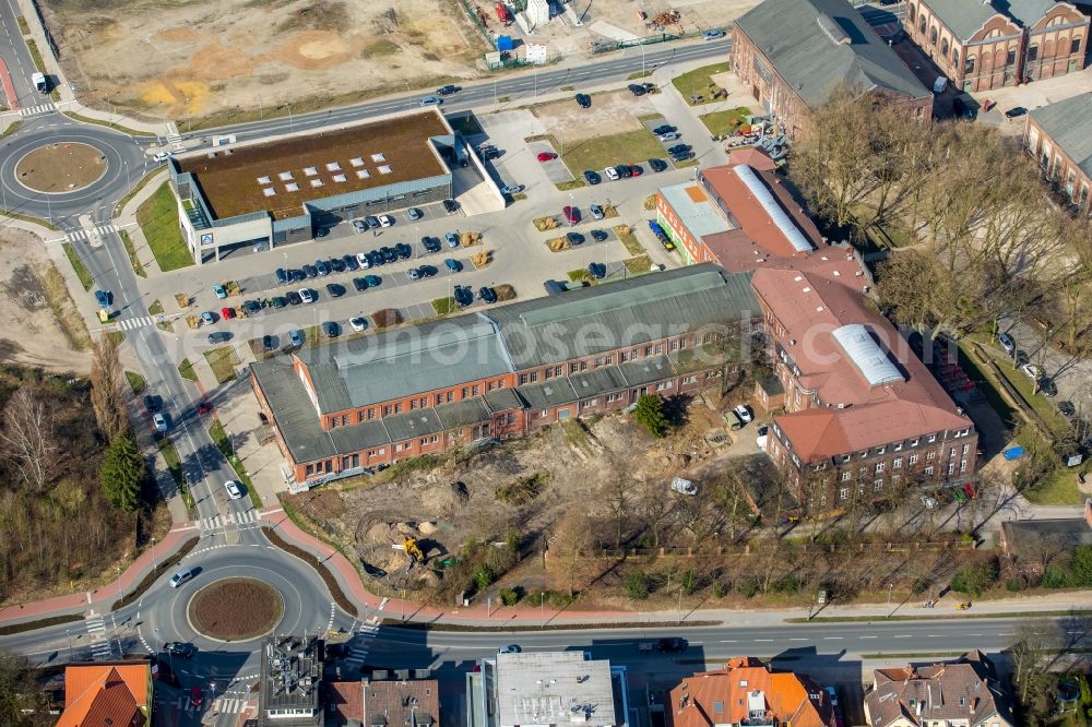 Aerial image Dorsten - Buildings of the shopping center ALDI Dorsten-Hervest, Zierwerk Taetowier-Manufaktur and weitere in the district Hervest in Dorsten in the state North Rhine-Westphalia, Germany