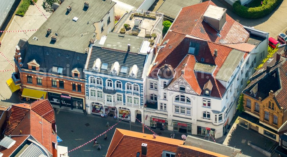 Bünde from above - Buildings at the shopping promenade an der Eschstrasse in Buende in the state North Rhine-Westphalia. Based here are among others Betten Salle and Weltbild