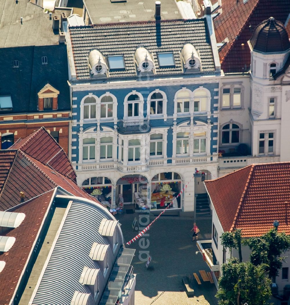 Bünde from the bird's eye view: Buildings at the shopping promenade an der Eschstrasse in Buende in the state North Rhine-Westphalia. Based here is Betten Salle