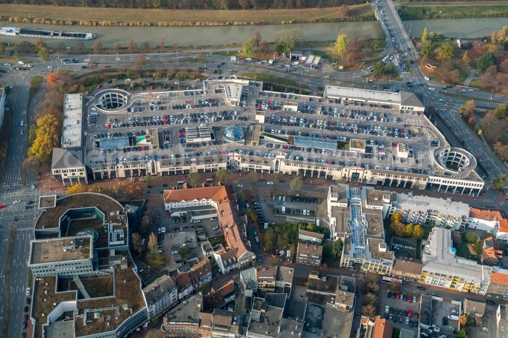 Hamm from above - Building of the shopping center Allee-Center of the ECE projectmanagement with parking level in Hamm in the state North Rhine-Westphalia. In the picture as well the Ritter Passage