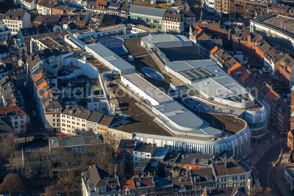 Aachen from the bird's eye view: Building of the shopping center Aquis Plaza of ECE Projektmanagement GmbH & Co. KG on Adalbertstrasse in Aachen in the state North Rhine-Westphalia