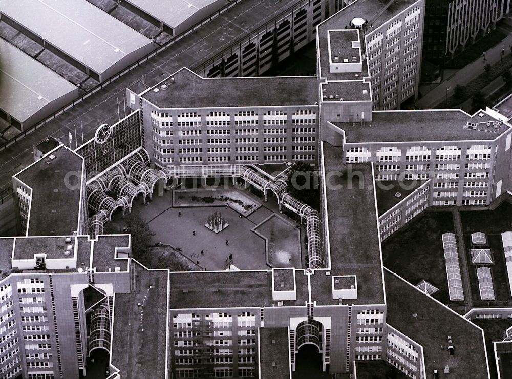 Aerial image Düsseldorf - Building of the shopping center Bahnhofarkaden in Duesseldorf in the state North Rhine-Westphalia, Germany