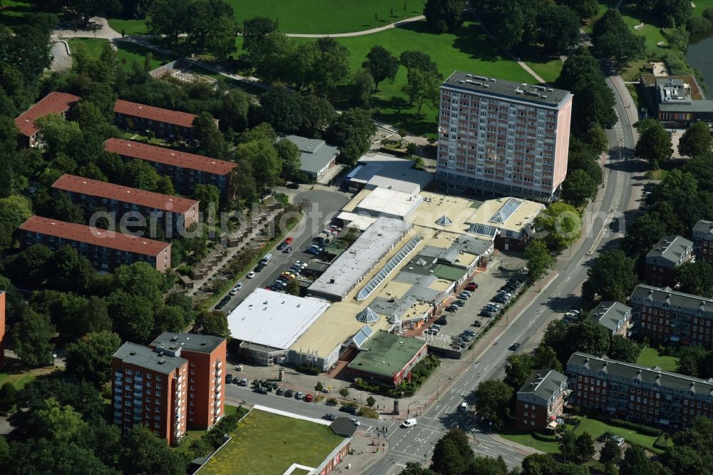 Hamburg from the bird's eye view: Building of the shopping center Berliner Platz at Berliner Square in the district Jenfeld in Hamburg