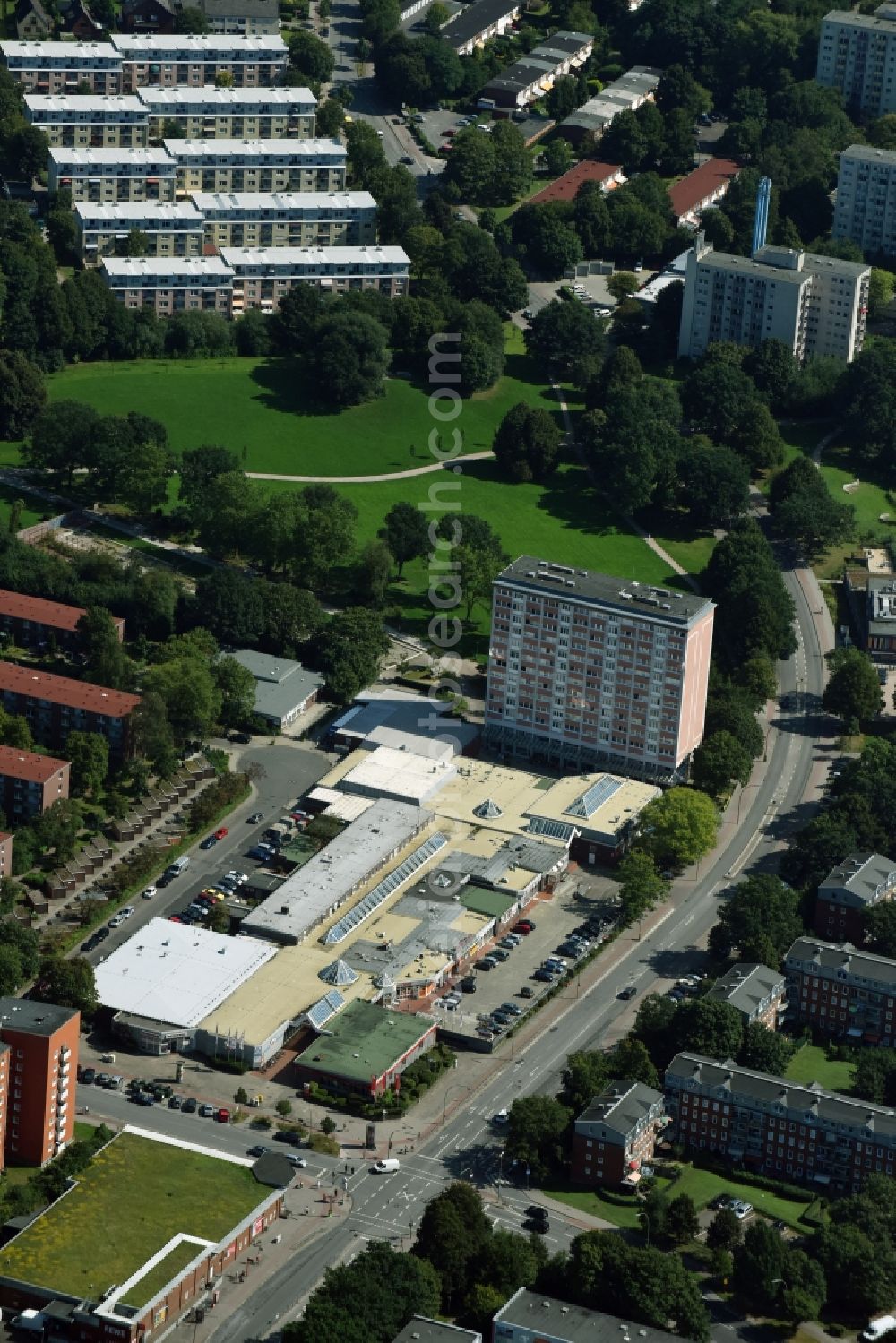 Aerial image Hamburg - Building of the shopping center Berliner Platz at Berliner Square in the district Jenfeld in Hamburg