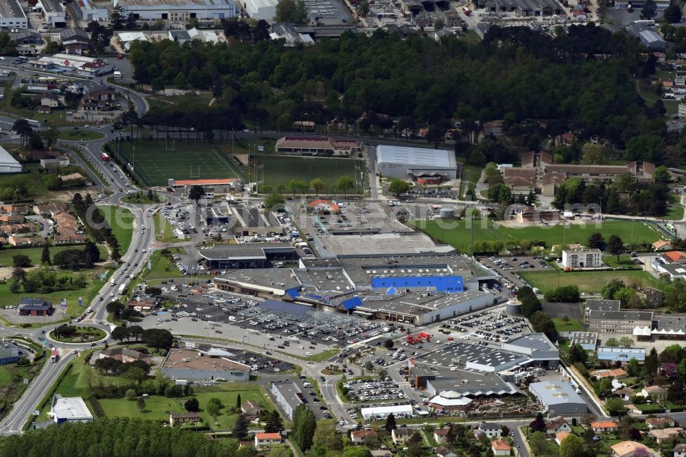 Aerial photograph Langon - Building of the shopping center Centre Commercial Moléon in Langon in Aquitaine Limousin Poitou-Charentes, France