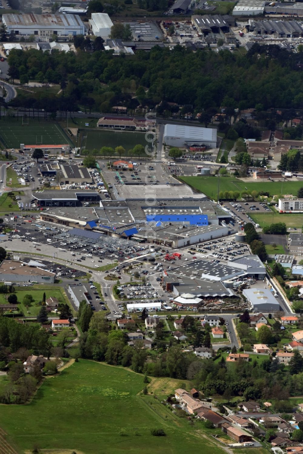 Aerial photograph Langon - Building of the shopping center Centre Commercial Moléon in Langon in Aquitaine Limousin Poitou-Charentes, France