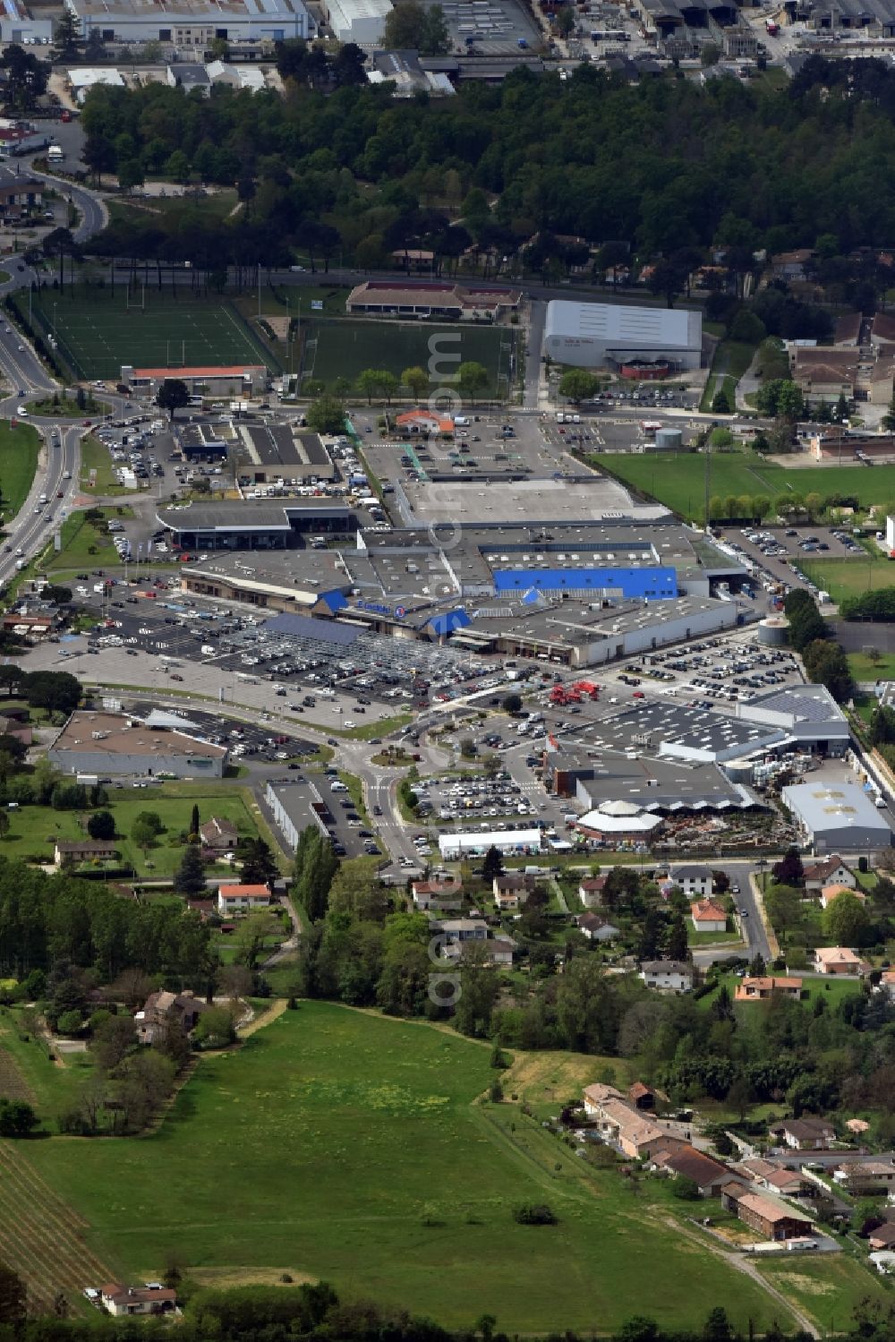 Langon from above - Building of the shopping center Centre Commercial Moléon in Langon in Aquitaine Limousin Poitou-Charentes, France