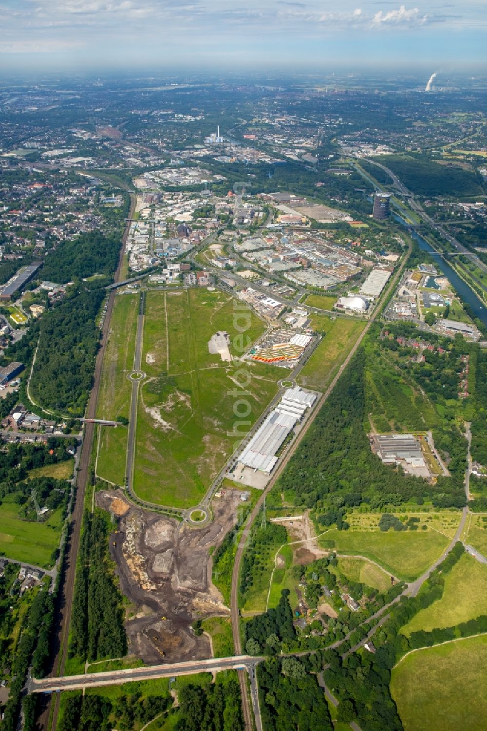 Oberhausen from the bird's eye view: Building the Centro shopping center on the former steelworks site in Oberhausen in North Rhine-Westphalia