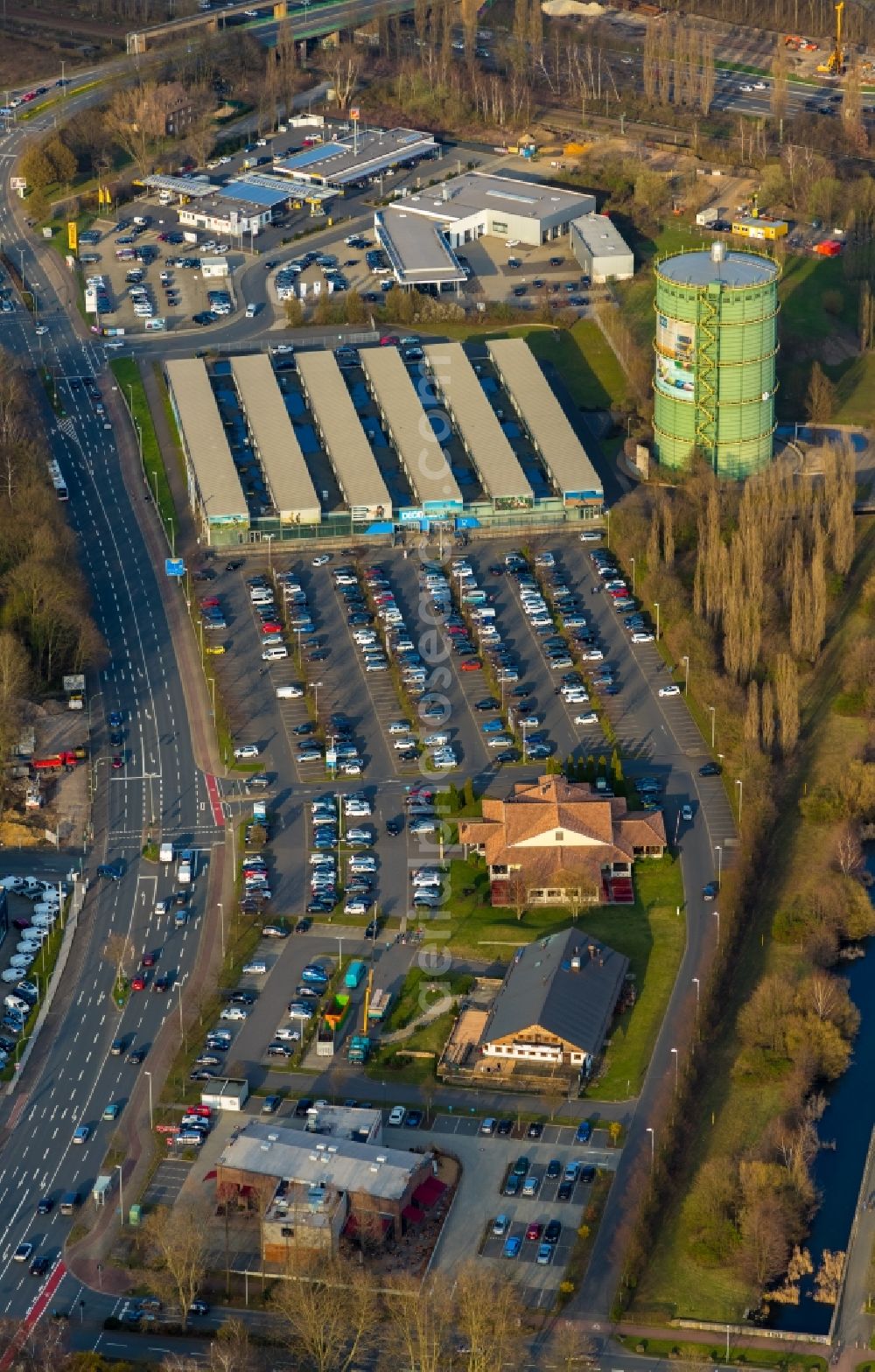 Herne from the bird's eye view: Building of the wholesale center Decathlon Herne with the gasholder Gasometer Herne in Herne in the state North Rhine-Westphalia