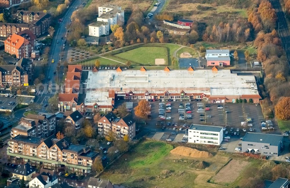 Aerial photograph Voerde (Niederrhein) - Building of the shopping center Edeka center Wendorf Friedrichsfelder Strasse in the district Holthausen in Voerde (Niederrhein) in the state North Rhine-Westphalia