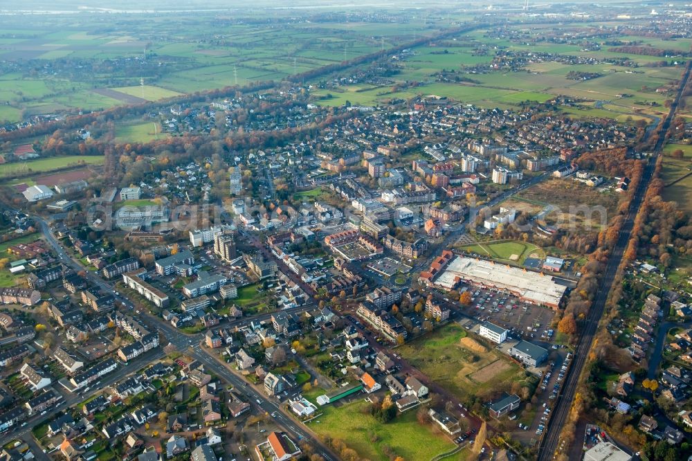 Voerde (Niederrhein) from above - Building of the shopping center Edeka center Wendorf Friedrichsfelder Strasse in the district Holthausen in Voerde (Niederrhein) in the state North Rhine-Westphalia