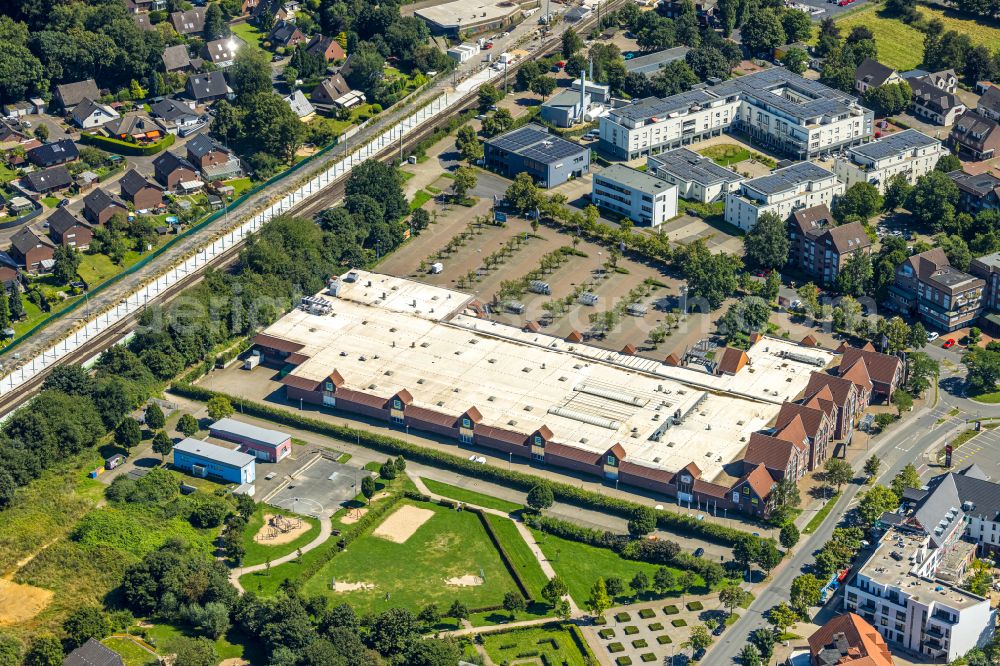 Aerial image Voerde (Niederrhein) - Building of the shopping center Edeka center Wendorf Friedrichsfelder Strasse in the district Holthausen in Voerde (Niederrhein) in the state North Rhine-Westphalia