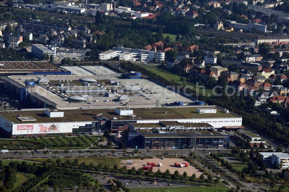 Dresden from the bird's eye view: Premises of the shopping mall ELBEPARK in the borough of Kaditz in Dresden in the state of Saxony