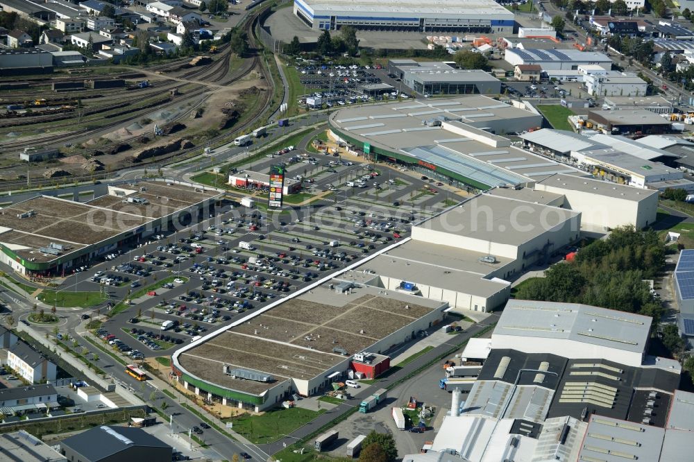 Aerial photograph Hanau - Building of the shopping center Fachmarktzentrum Kinzigbogen Luise-Kiesselbachstrasse in Hanau in the state Hesse