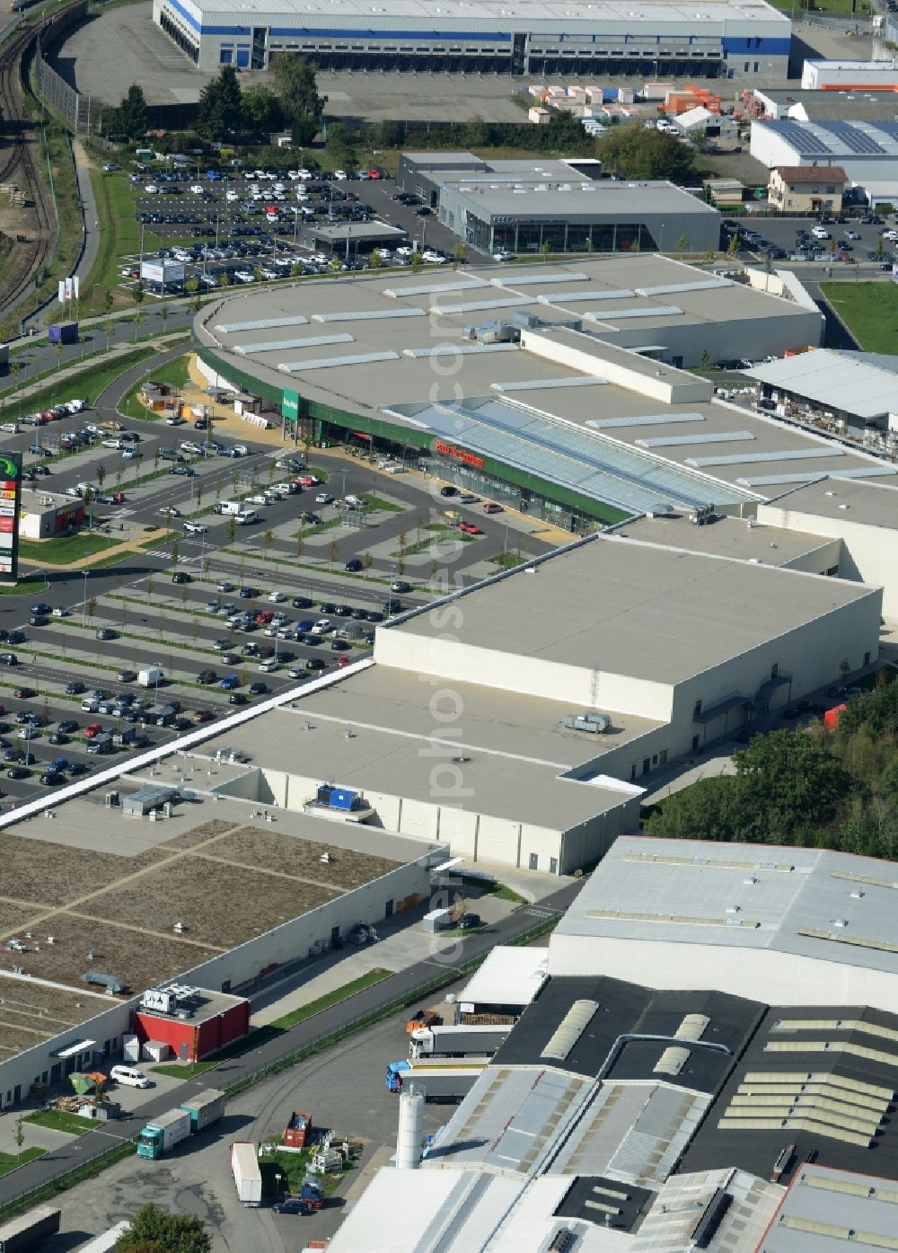 Hanau from above - Building of the shopping center Fachmarktzentrum Kinzigbogen Luise-Kiesselbachstrasse in Hanau in the state Hesse