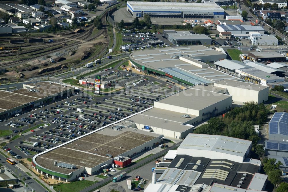 Hanau from the bird's eye view: Building of the shopping center Fachmarktzentrum Kinzigbogen Luise-Kiesselbachstrasse in Hanau in the state Hesse