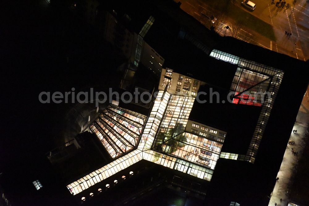 Aerial photograph München - Night view Building of the shopping center Globetrotter Ausruestung GmbH am Isartorplatz in Munich in the state Bavaria