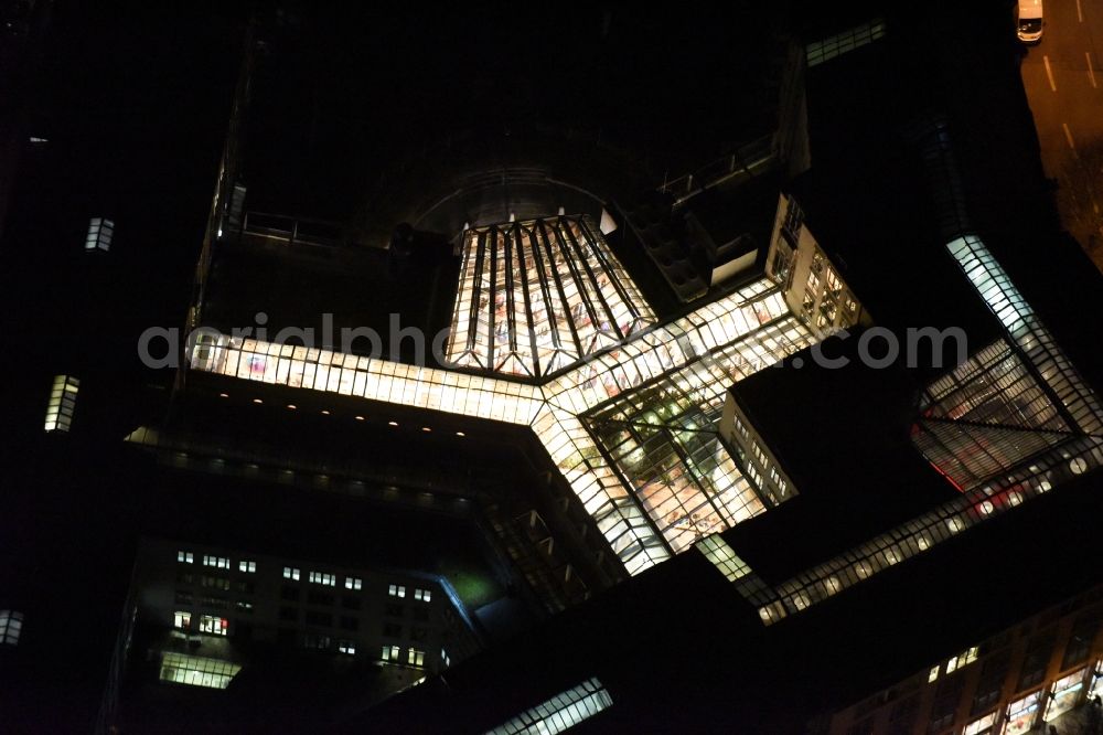 München from above - Night view Building of the shopping center Globetrotter Ausruestung GmbH am Isartorplatz in Munich in the state Bavaria