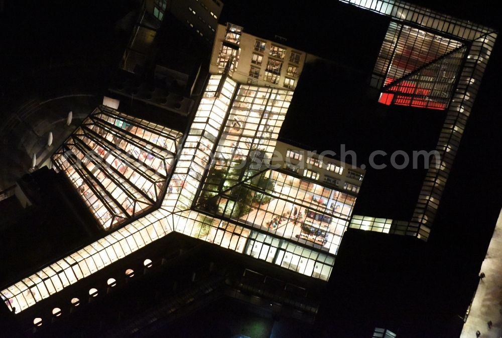 München from the bird's eye view: Night view Building of the shopping center Globetrotter Ausruestung GmbH am Isartorplatz in Munich in the state Bavaria