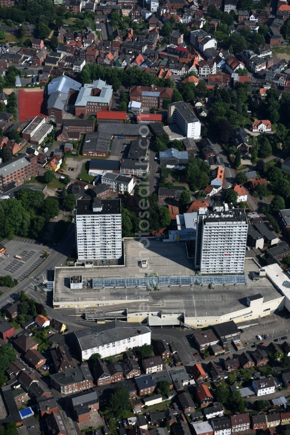 Itzehoe from above - Building of the shopping center Holstein Center Feldschmiedekamp in Itzehoe in the state Schleswig-Holstein