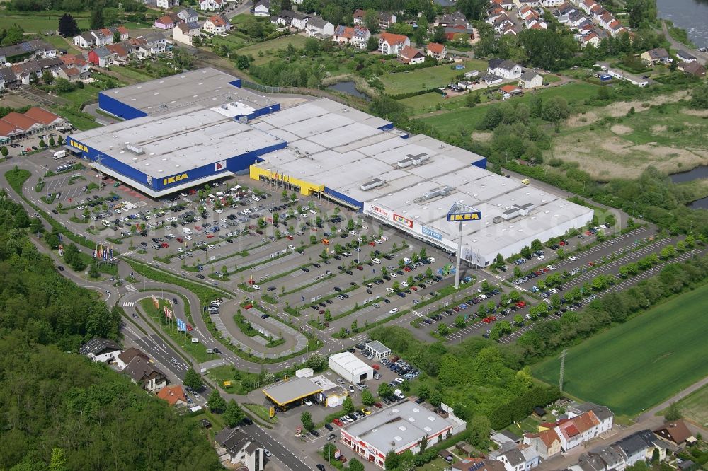 Saarlouis from the bird's eye view: Building the shopping center the IKEA furniture store in Saarlouis in the state Saarland