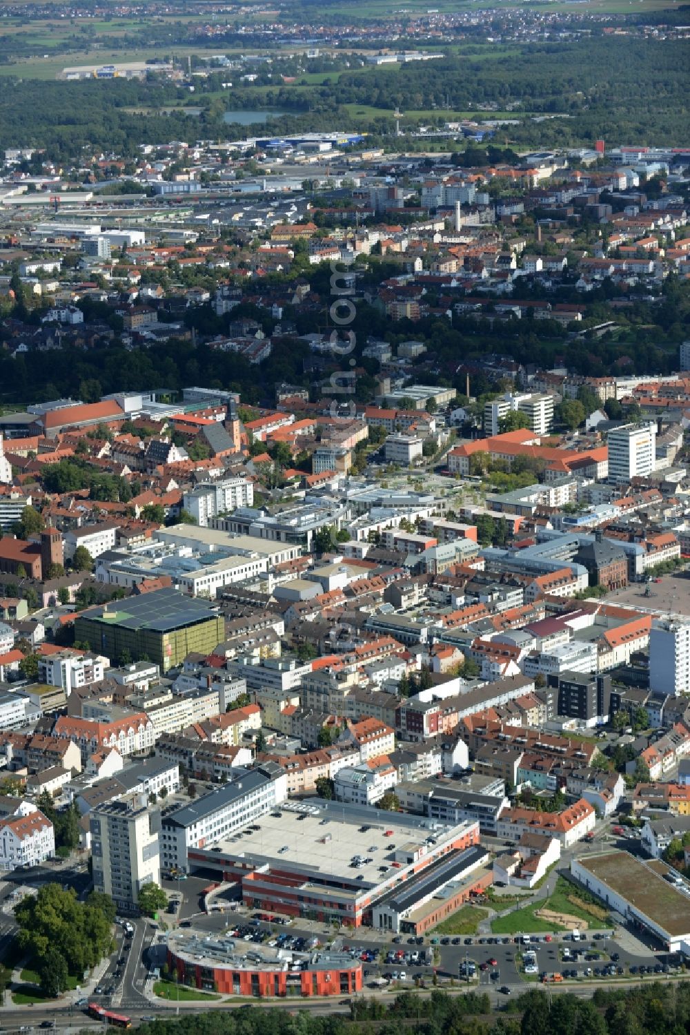 Hanau from the bird's eye view: Building of the shopping center Kaufland Am Steinheimer Tor in Hanau in the state Hesse