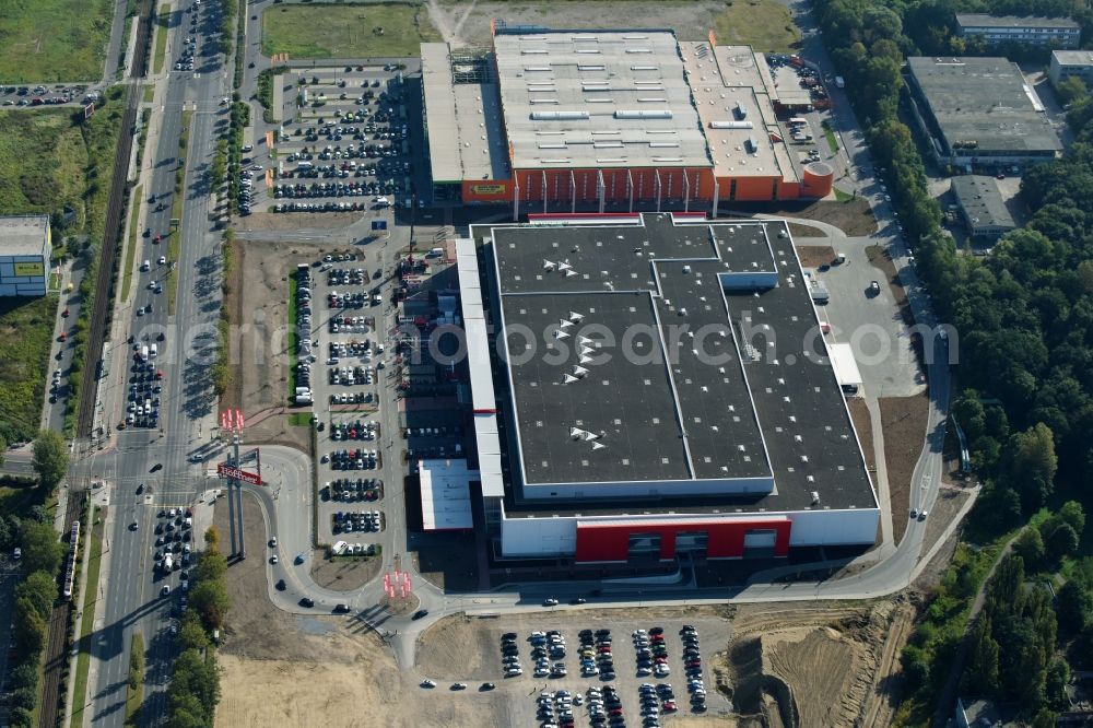 Berlin from the bird's eye view: Building of the shopping center of Hoeffner Moebelgesellschaft GmbH & Co.KG and of Krieger-Gruppe on Landsberger Allee in Berlin Lichtenberg in the state Berlin, Germany