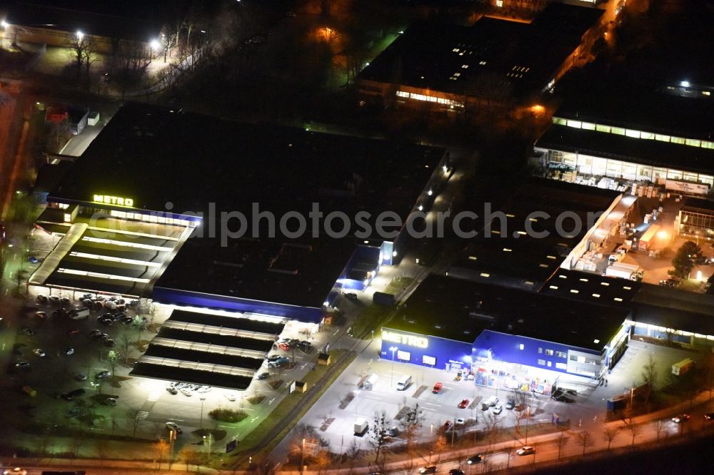 Aerial photograph München - Night view Building of the shopping center METRO Muenchen-Freimann am Helene-Wessel-Bogen in Munich in the state Bavaria