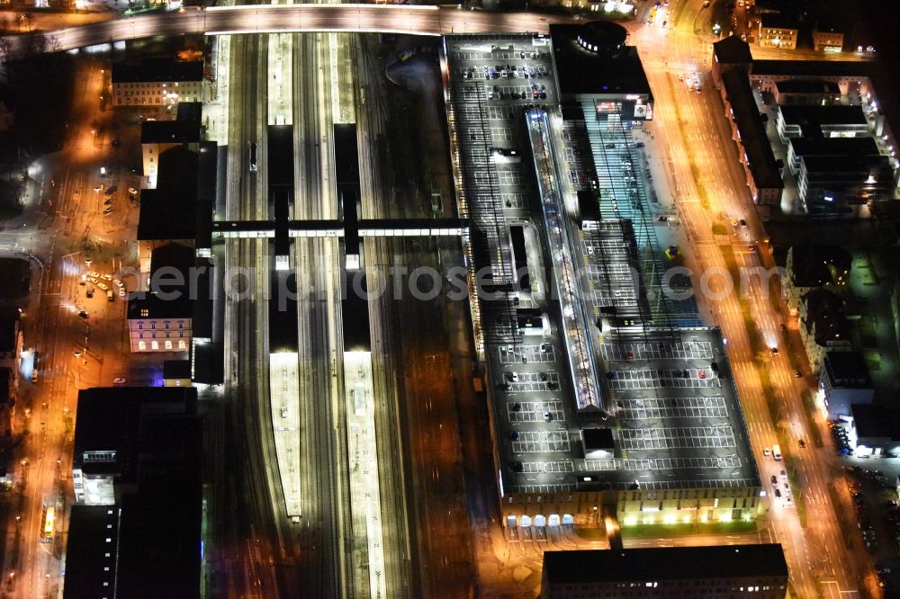 Regensburg from the bird's eye view: Night view Building of the shopping center Regensburg Arcaden der ECE-Projektmanagement GmbH on Friedenstrasse in Regensburg in the state Bavaria